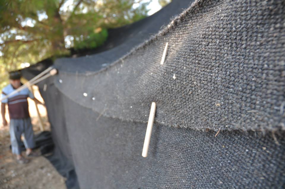 The nomad way to fix the tent wall to the tent ceiling