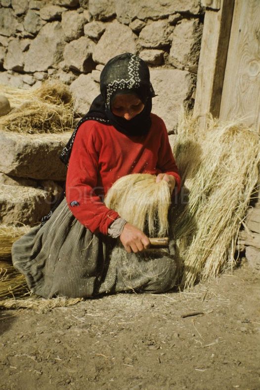 Anatolian village woman combing hemp to be spu and woven. Central Turkey, photo courtesy Josephine Powell, Suna Kıraç Foundation