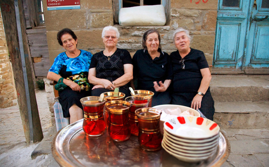 Tea party of Turkish women in the street, you are always welcome!