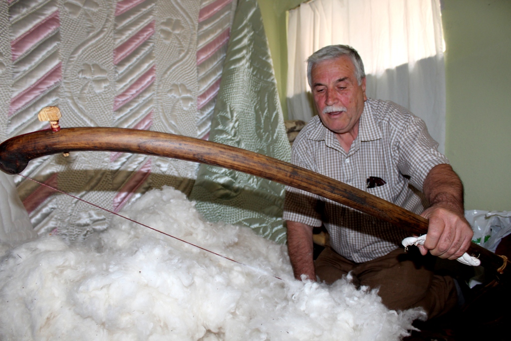 Processing wool with a bow