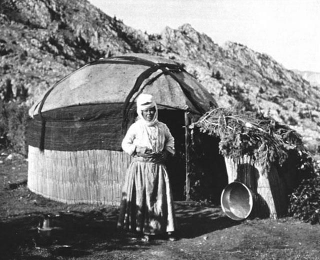 Afshar tribeswoman in front of Anatolian round felt tent, Tomarza Kayseri Central Turkey 1909, photo courtesy Gertrude Bell